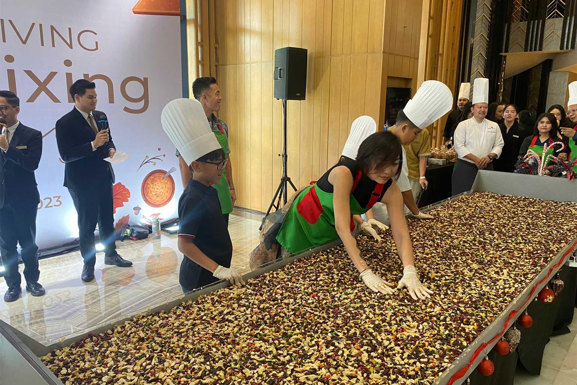 Rayakan Thanksgiving, JHL Solitaire Gading Serpong Gelar Cake Mixing Ceremony